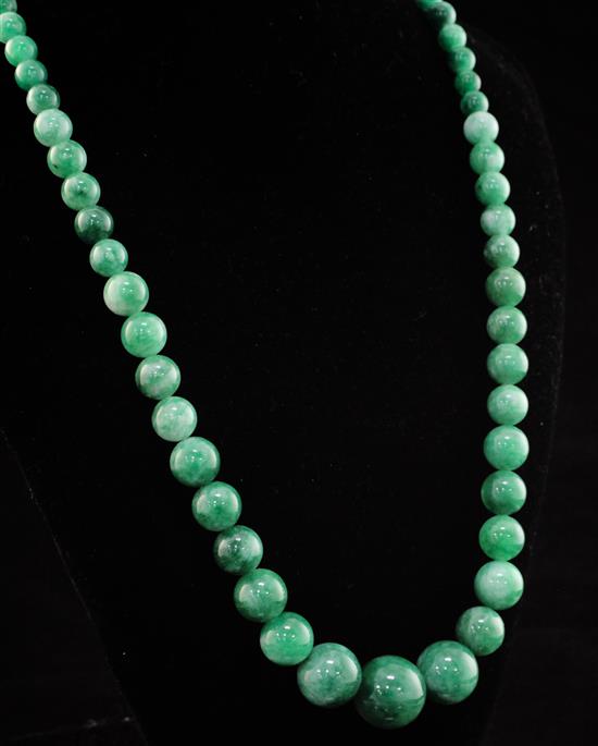 A single strand graduated green hardstone bead necklace, 18in.